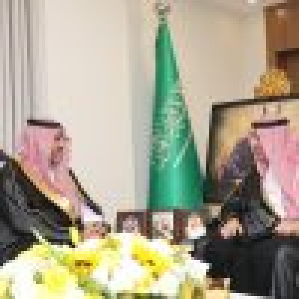 أمير نجران يلتقي عضو مجلس الشورى آل دغرير أمير نجران يلتقي عضو مجلس الشورى آل دغرير