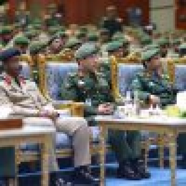 تحت رعاية وزير الداخلية مدير عام الجوازات المكلف يشهد حفل تخريج الدورة التأهيلية لأعمال الجوازات 4 للضباط الخريجين
