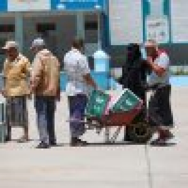 اغاثي الملك سلمان يدشن توزيع 3 640 سلة غذائية في تعز