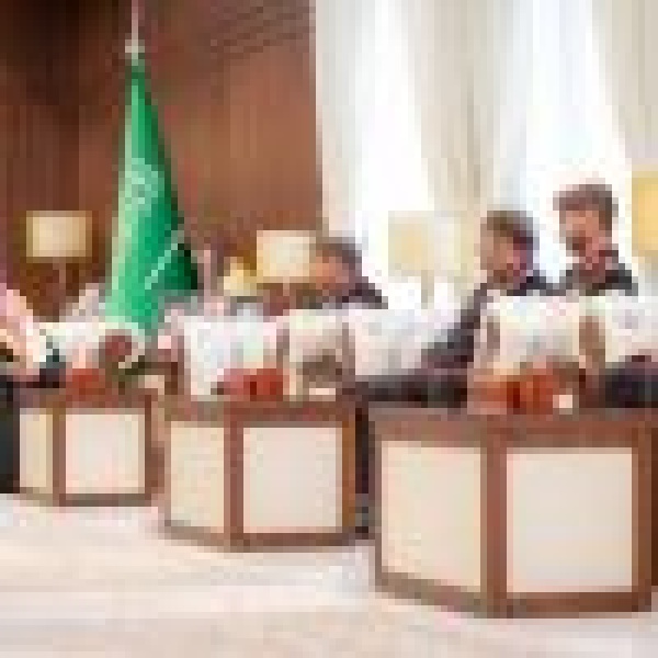 تسل م تقريرها السنوي لعام 1447هـ أمير حائل يستقبل قائد القوة الخاصة للأمن البيئي بالمنطقة تسل م تقريرها السنوي لعام 1447هـ أمير حائل يستقبل قائد القوة الخاصة للأمن البيئي بالمنطقة