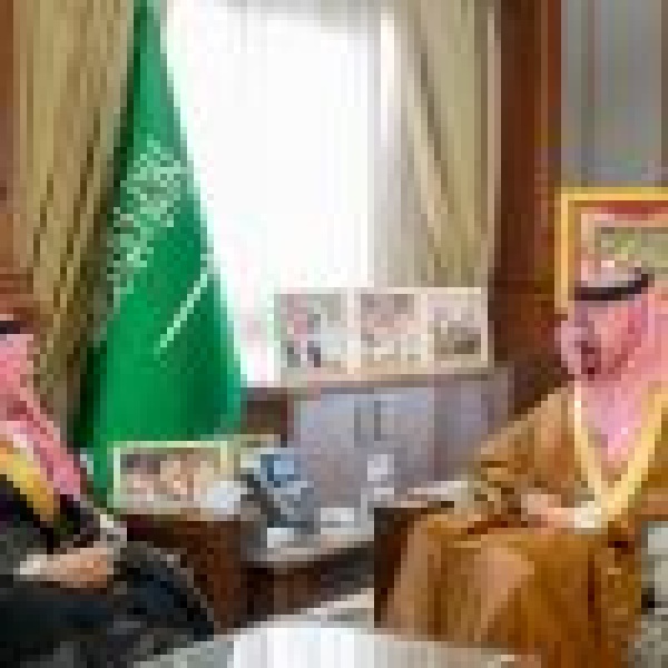 أمير المدينة المنورة يستقبل مدير الخطوط السعودية بالمنطقة أمير المدينة المنورة يستقبل مدير الخطوط السعودية بالمنطقة