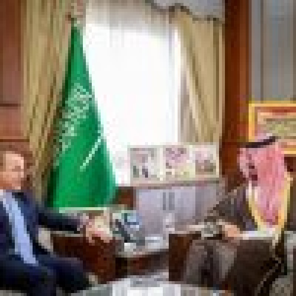 ناقشا الموضوعات ذات الاهتمام المشترك أمير المدينة المنورة يستقبل القنصل العراقي