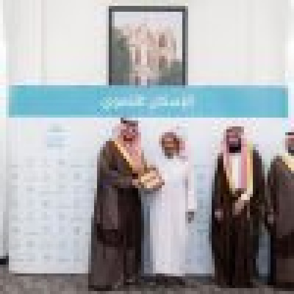 محافظ الطائف يسل م عدد ا من الوحدات السكنية لمستفيدي الإسكان التنموي محافظ الطائف يسل م عدد ا من الوحدات السكنية لمستفيدي الإسكان التنموي
