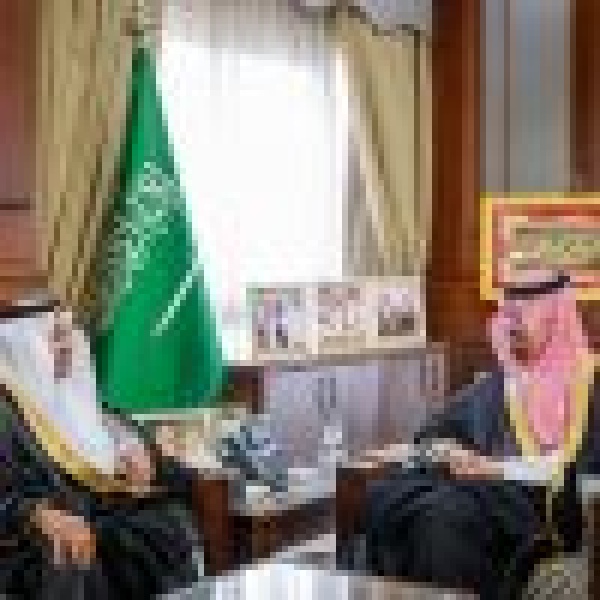 أمير المدينة المنورة يستقبل رئيس مؤسسة الملك عبدالله لوالديه للإسكان التنموي وعدد ا من منسوبيها