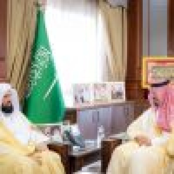 أمير منطقة المدينة المنورة يستقبل الرئيس العام لهيئة الأمر بالمعروف والنهي عن المنكر أمير منطقة المدينة المنورة يستقبل الرئيس العام لهيئة الأمر بالمعروف والنهي عن المنكر