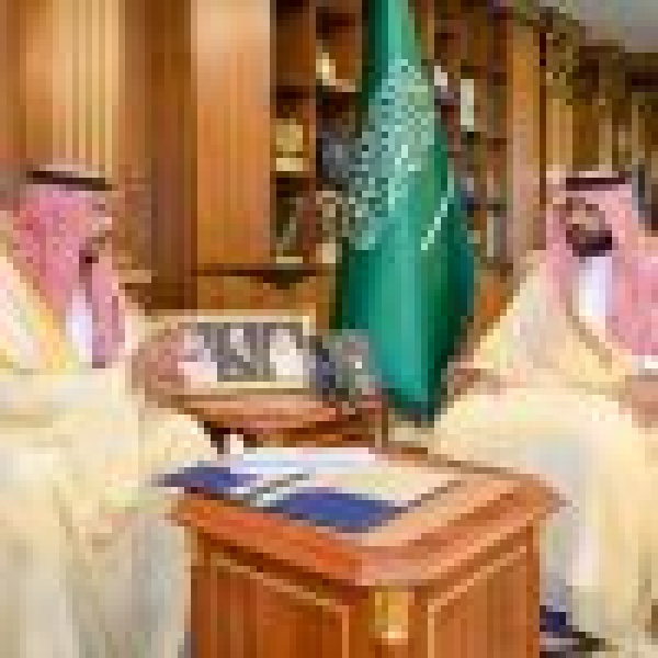 بحضور سمو نائبه أمير جازان يستقبل مدير فرع الموارد البشرية بالمنطقة ويستعرض برامجه ومبادراته