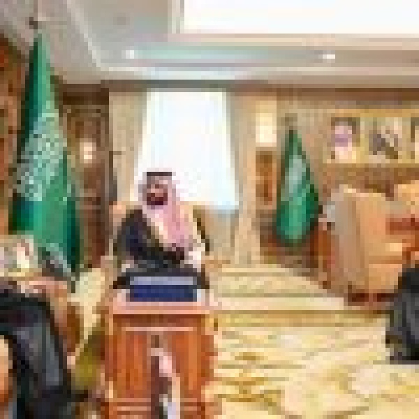 بحضور سمو نائبه أمير جازان يستقبل مدير فرع هيئة حقوق الإنسان ورئيس التجمع الصحي بالمنطقة