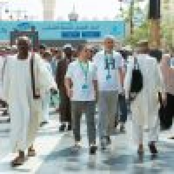 ضيوف برنامج خادم الحرمين للعمرة والزيارة يؤدون صلاة الجمعة في المسجد النبوي الشريف ضيوف برنامج خادم الحرمين للعمرة والزيارة يؤدون صلاة الجمعة في المسجد النبوي الشريف