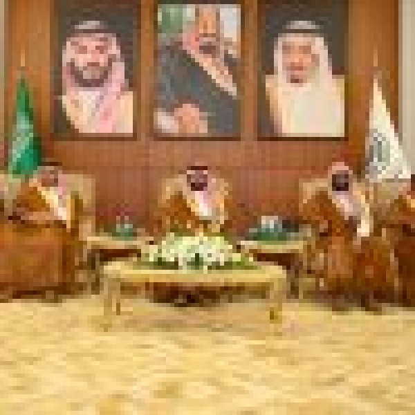 بحضور سمو نائبه أمير جازان يلتقي مشايخ المنطقة ويستمع إلى احتياجاتهم ومرئياتهم بحضور سمو نائبه أمير جازان يلتقي مشايخ المنطقة ويستمع إلى احتياجاتهم ومرئياتهم