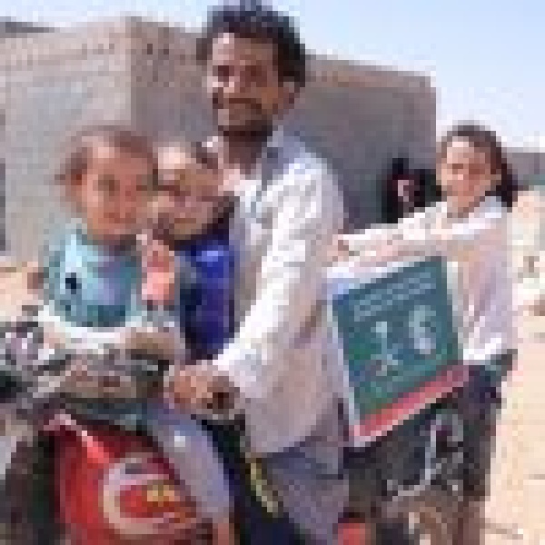 مركز الملك سلمان للإغاثة يواصل توزيع المساعدات الإنسانية على الأسر النازحة في حضرموت