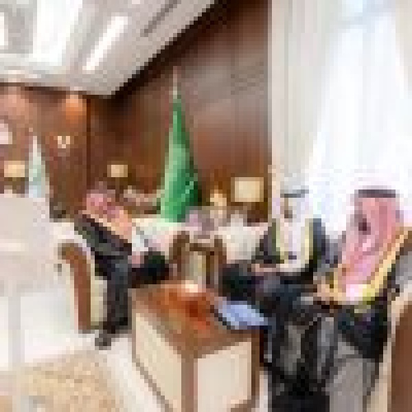 أمير حائل يستقبل مدير عام المركز الوطني للغطاء النباتي ومكافحة التصحر بالمنطقة أمير حائل يستقبل مدير عام المركز الوطني للغطاء النباتي ومكافحة التصحر بالمنطقة