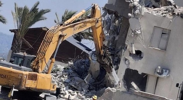العدو الصهيوني يجبر فلسطينيا من رام الله على هدم محله ذاتيا العدو الصهيوني يجبر فلسطينيا من رام الله على هدم محله ذاتيا