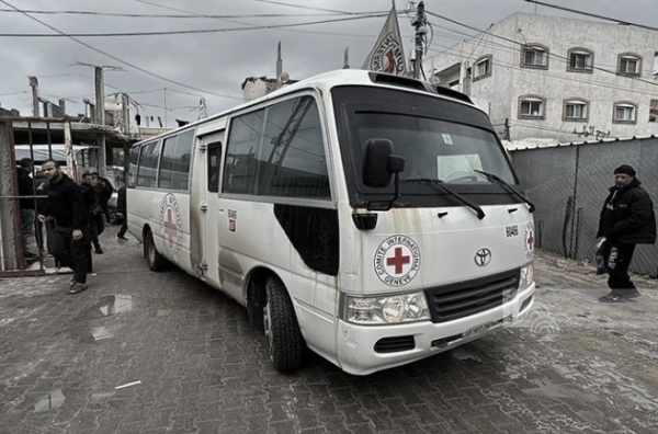 وصول 60 أسيرا محررا إلى قطاع غزة بعد الإفراج عنهم من سجن عوفر الصهيوني