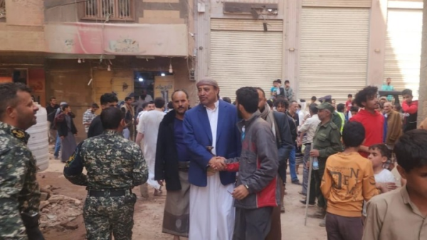 أمين العاصمة يطلع على أضرار استهداف العدوان السعودي لمنزل في شعوب