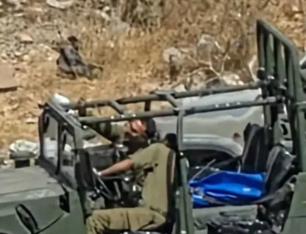 جنود إسرائيليون يقتلون مواطنا فلسطينيا في الخليل ويلتقطون سيلفي مع جثته