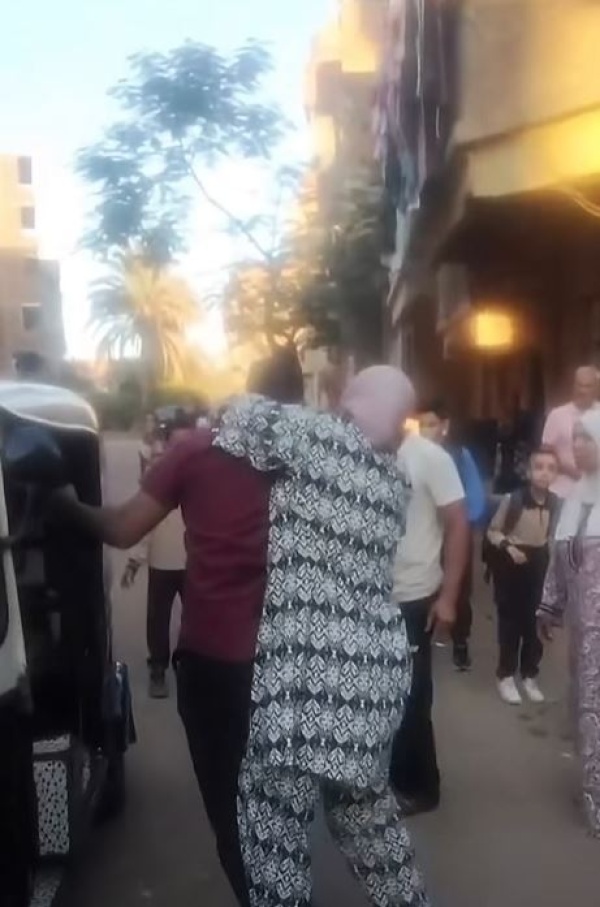مصر سيدة تقضم أذن محام خلال مشاجرة في الشارع فيديو