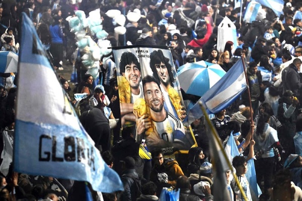 الآلاف في استقبال المنتخب الأرجنتيني من دون ميسي الآلاف في استقبال المنتخب الأرجنتيني من دون ميسي