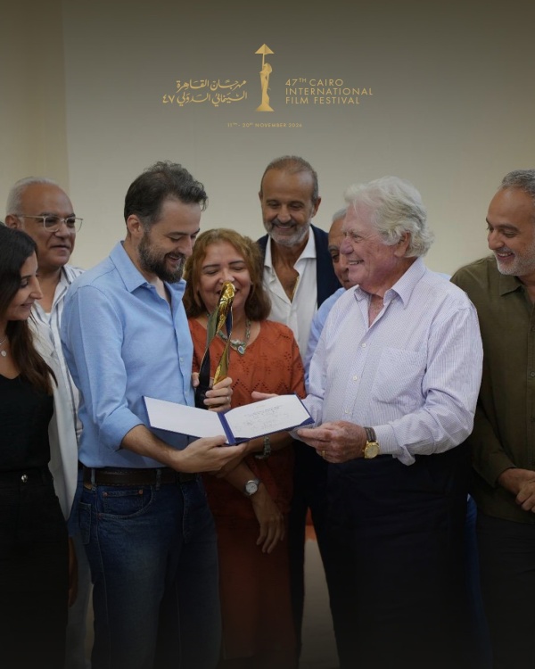 حسين فهمي يسل م جائزة مهرجان طريق الحرير لفريق فيلم القصص بمقر مهرجان القاهرة حسين فهمي يسل م جائزة مهرجان طريق الحرير لفريق فيلم القصص بمقر مهرجان القاهرة