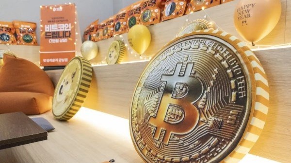 بيتكوين يسجل ارتفاع ا طفيف ا ويقترب من 65 ألف دولار بيتكوين يسجل ارتفاع ا طفيف ا ويقترب من 65 ألف دولار