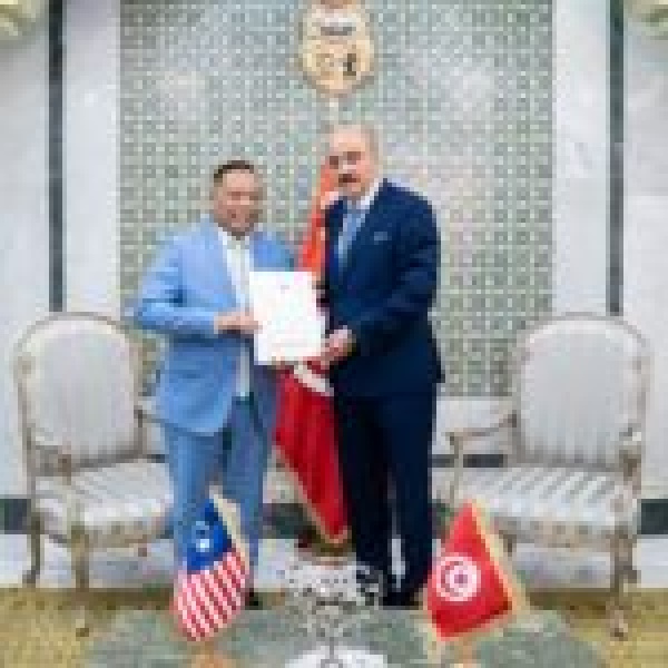 سفير ماليزيا الجديد لدى تونس يقد م أوراق اعتماده ووزير الشؤون الخارجية يؤكد دفع التعاون الثنائي نحو آفاق أوسع سفير ماليزيا الجديد لدى تونس يقد م أوراق اعتماده ووزير الشؤون الخارجية يؤكد دفع التعاون الثنائي نحو آفاق أوسع