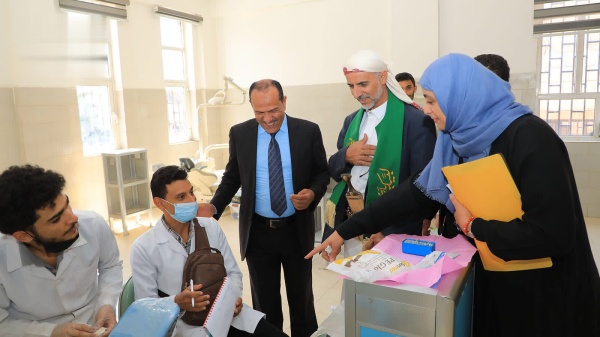 العلامة مفتاح يتفقد سير التعليم في كلية طب الأسنان بجامعة صنعاء العلامة مفتاح يتفقد سير التعليم في كلية طب الأسنان بجامعة صنعاء