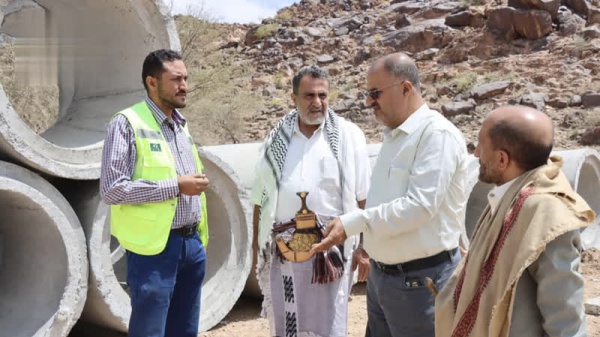 تفقد سير العمل بمشروعين للطرق والجسور في البيضاء تفقد سير العمل بمشروعين للطرق والجسور في البيضاء