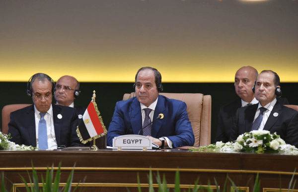 مدينة العلمين هنا دارت المعارك بالحرب العالمية وهنا اليوم يقصد السياح البحر مدينة العلمين هنا دارت المعارك بالحرب العالمية وهنا اليوم يقصد السياح البحر