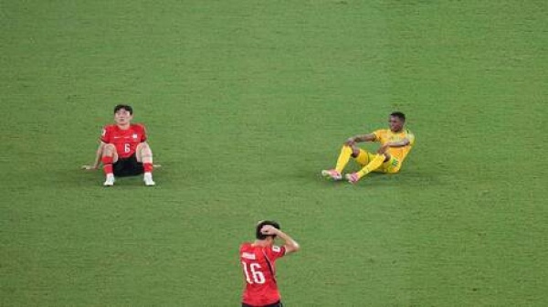 شوهد في المطار متنكرا مدرب يعود هاربا إلى أمريكا بعد تهديدات بالقتل بسب خروج منتخبه من المونديال شوهد في المطار متنكرا مدرب يعود هاربا إلى أمريكا بعد تهديدات بالقتل بسب خروج منتخبه من المونديال