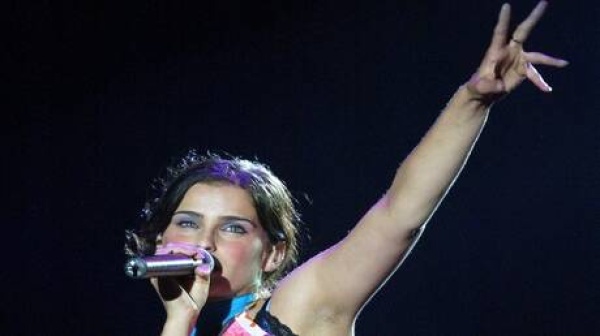 نجمة من الثمانينات حضرت خصيصا لدعم كريستيانو رونالدو فيديو