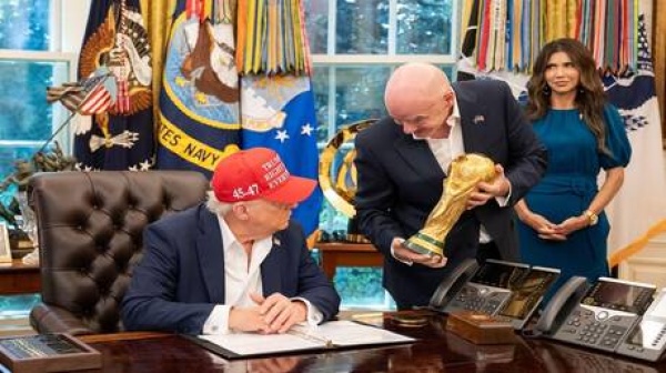 رويترز ترامب اتصل بإنفانتينو لمراجعة طرد اللاعب الأمريكي بالوغون رويترز ترامب اتصل بإنفانتينو لمراجعة طرد اللاعب الأمريكي بالوغون