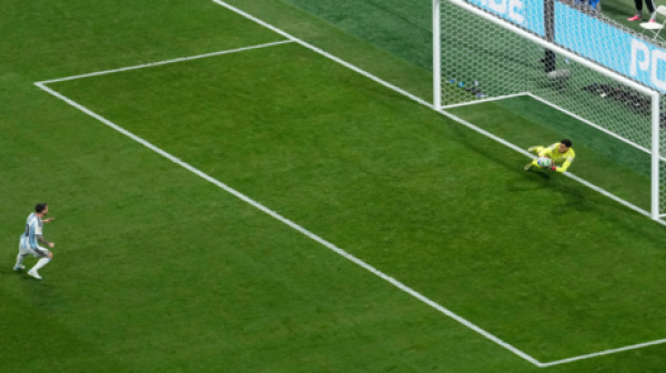مصطفى شوبير يحبط ميسي ويضاعف رقمه القياسي السلبي في كأس العالم مصطفى شوبير يحبط ميسي ويضاعف رقمه القياسي السلبي في كأس العالم