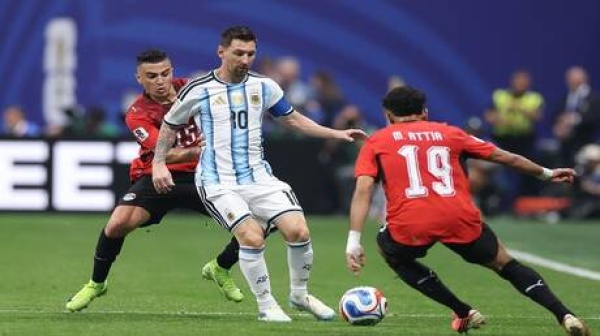 ساويرس يفتح النار على الفيفا بعد مباراة مصر والأرجنتين