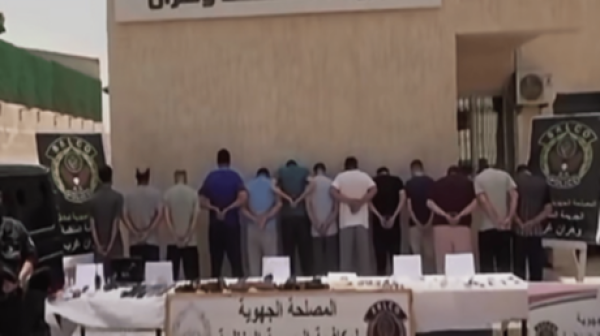الجزائر الإطاحة بـ 14 شخصا انتحلوا صفة رجال أمن للسطو وسرقة المواطنين غربي البلاد فيديو الجزائر الإطاحة بـ 14 شخصا انتحلوا صفة رجال أمن للسطو وسرقة المواطنين غربي البلاد فيديو