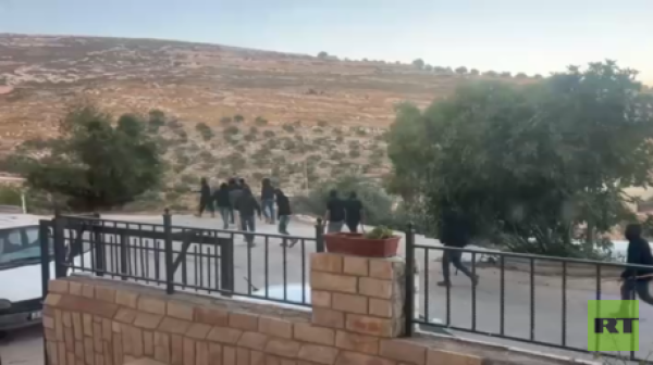 مستوطنون يهاجمون منازل الفلسطينيين في قرية دير جرير شرق رام الله فيديو مستوطنون يهاجمون منازل الفلسطينيين في قرية دير جرير شرق رام الله فيديو