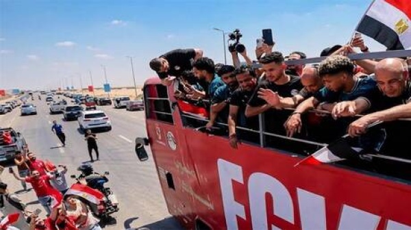 وسط استقبال جماهيري كبير وصول بعثة منتخب مصر بعد الإنجاز التاريخي في كأس العالم فيديو