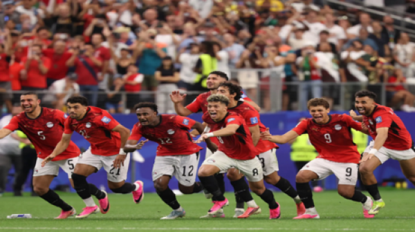 رجل أعمال إماراتي يقدم هدايا ثمينة للاعبي منتخب مصر بعد إنجاز المونديال رجل أعمال إماراتي يقدم هدايا ثمينة للاعبي منتخب مصر بعد إنجاز المونديال