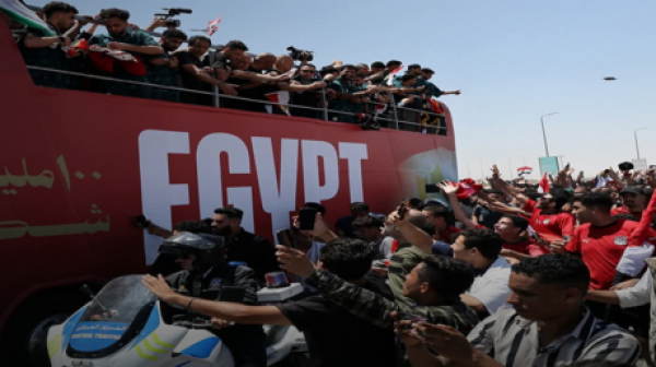 أعلام فلسطين وطريق بالصحراء جدل واسع بعد استقبال منتخب مصر في العلمين أعلام فلسطين وطريق بالصحراء جدل واسع بعد استقبال منتخب مصر في العلمين