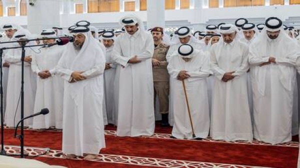 في مشهد مؤثر أمير قطر يحمل جثمان والده الراحل حمد بن خليفة خلال مراسم تشييعه صورة فيديو في مشهد مؤثر أمير قطر يحمل جثمان والده الراحل حمد بن خليفة خلال مراسم تشييعه صورة فيديو