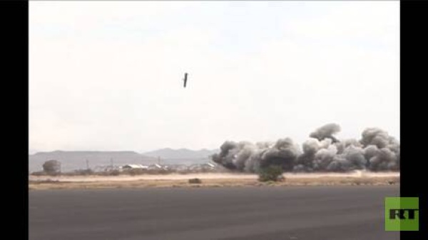 شاهد تداول فيديوهات توثق استهداف مطار صنعاء الدولي في اليمن شاهد تداول فيديوهات توثق استهداف مطار صنعاء الدولي في اليمن
