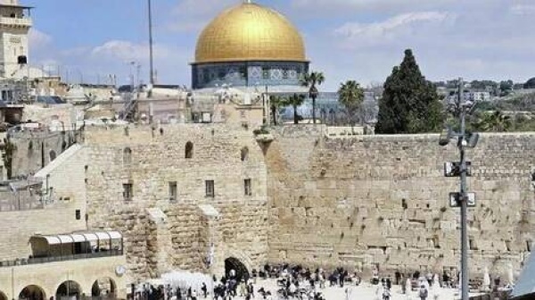 قبل المذبحة بشهر طقس ديني غريب حول أسوار المدينة المقدسة