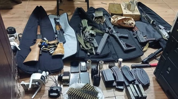 الجيش اللبناني يوقف مطلق النار على أحياء سكنية ويضبط لديه أسلحة ومخدرات الجيش اللبناني يوقف مطلق النار على أحياء سكنية ويضبط لديه أسلحة ومخدرات