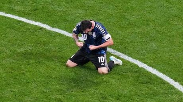 ميسي ورفاقه يوجهون رسالة سياسية لبريطانيا عقب هزيمة المنتخب الإنجليزي صور فيديو