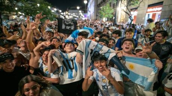 50 ألف مشجع أرجنتيني يغزون نيويورك قبل نهائي كأس العالم 50 ألف مشجع أرجنتيني يغزون نيويورك قبل نهائي كأس العالم