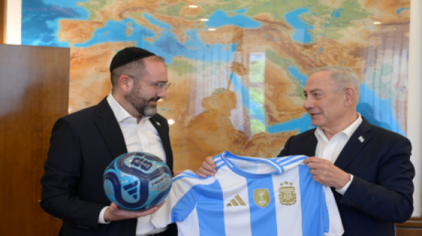 نتنياهو يحرز هدفا بالسفير الأرجنتيني ويؤكد دعمه لمنتخب التانغو في نهائي كأس العالم فيديو نتنياهو يحرز هدفا بالسفير الأرجنتيني ويؤكد دعمه لمنتخب التانغو في نهائي كأس العالم فيديو
