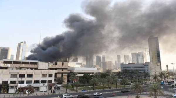 الإطفاء الكويتية تعلن احتواء حريقين بعد هجوم إيراني على موقعين الإطفاء الكويتية تعلن احتواء حريقين بعد هجوم إيراني على موقعين