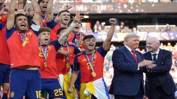 شاهد ترامب يحتفل مع لاعبي إسباني بكأس العالم 2026 شاهد ترامب يحتفل مع لاعبي إسباني بكأس العالم 2026