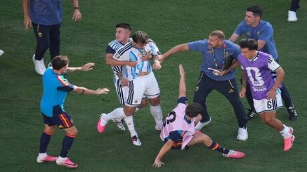 سلوك مشين اعتداء بعض لاعبي الأرجنتين على أحد لاعبي إسبانيا بعد الهزيمة في مونديال 2026 فيديو سلوك مشين اعتداء بعض لاعبي الأرجنتين على أحد لاعبي إسبانيا بعد الهزيمة في مونديال 2026 فيديو
