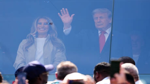 ترامب يتابع نهائي كأس العالم برفقة السيدة الأولى ميلانيا من الملعب خلف زجاج مضاد للرصاص فيديوهات ترامب يتابع نهائي كأس العالم برفقة السيدة الأولى ميلانيا من الملعب خلف زجاج مضاد للرصاص فيديوهات