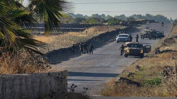 سوريا الجيش الإسرائيلي يفتش المارة تحت غطاء المسيرات بعد توغله في ريف القنيطرة سوريا الجيش الإسرائيلي يفتش المارة تحت غطاء المسيرات بعد توغله في ريف القنيطرة