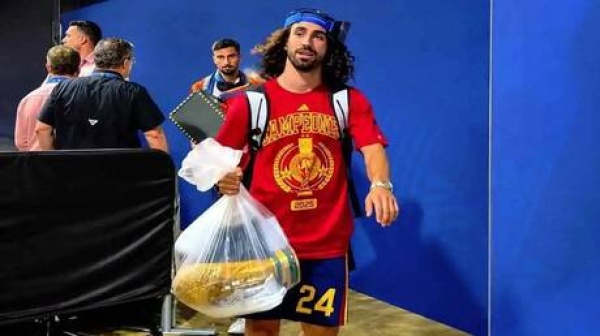 بكيس بلاستيكي كوكوريلا يفاجئ الجميع بعد التتويج فيديو بكيس بلاستيكي كوكوريلا يفاجئ الجميع بعد التتويج فيديو